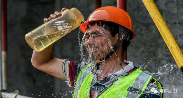 不堕吾辈青云志，甘逆狂风暴雨行